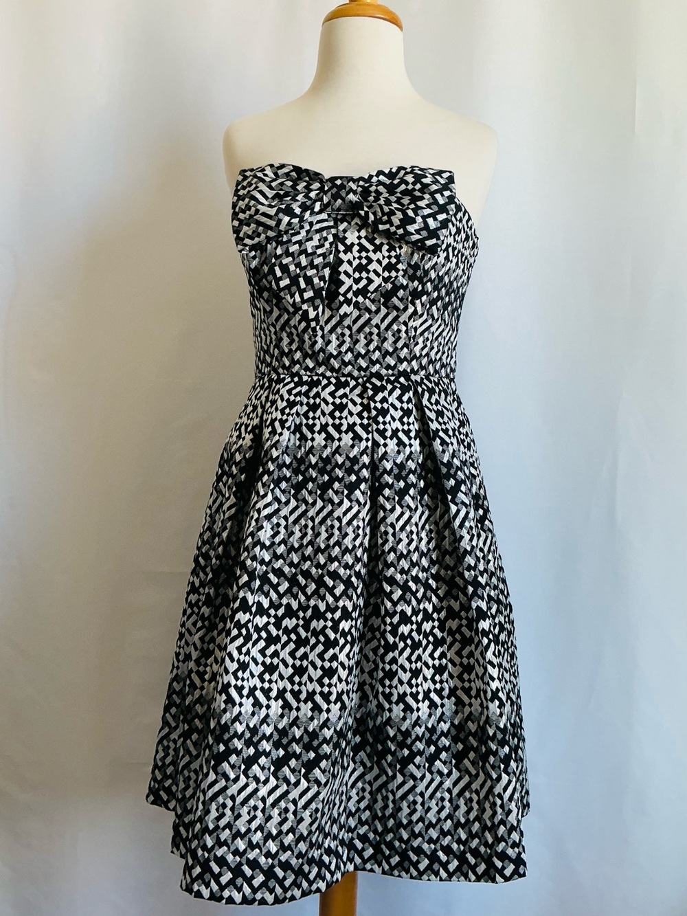 Eva Franco Black & White Strapless Mini Dress 6 Geometric bow fit& flare party